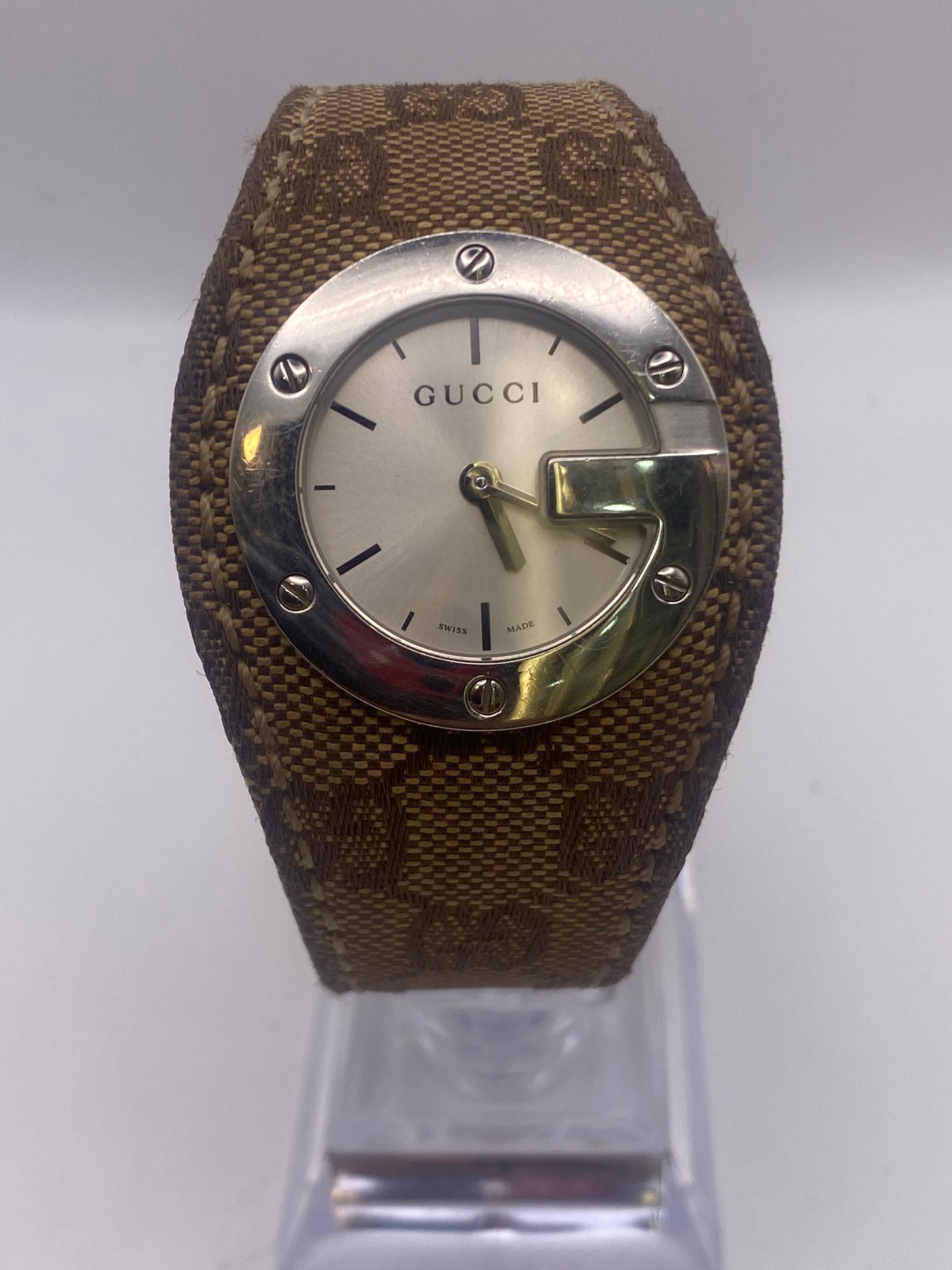 Gucci 104 Silver Dial Usual Quartz Dress Watch