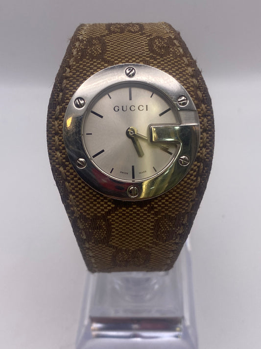 Gucci 104 Silver Dial Usual Quartz Dress Watch
