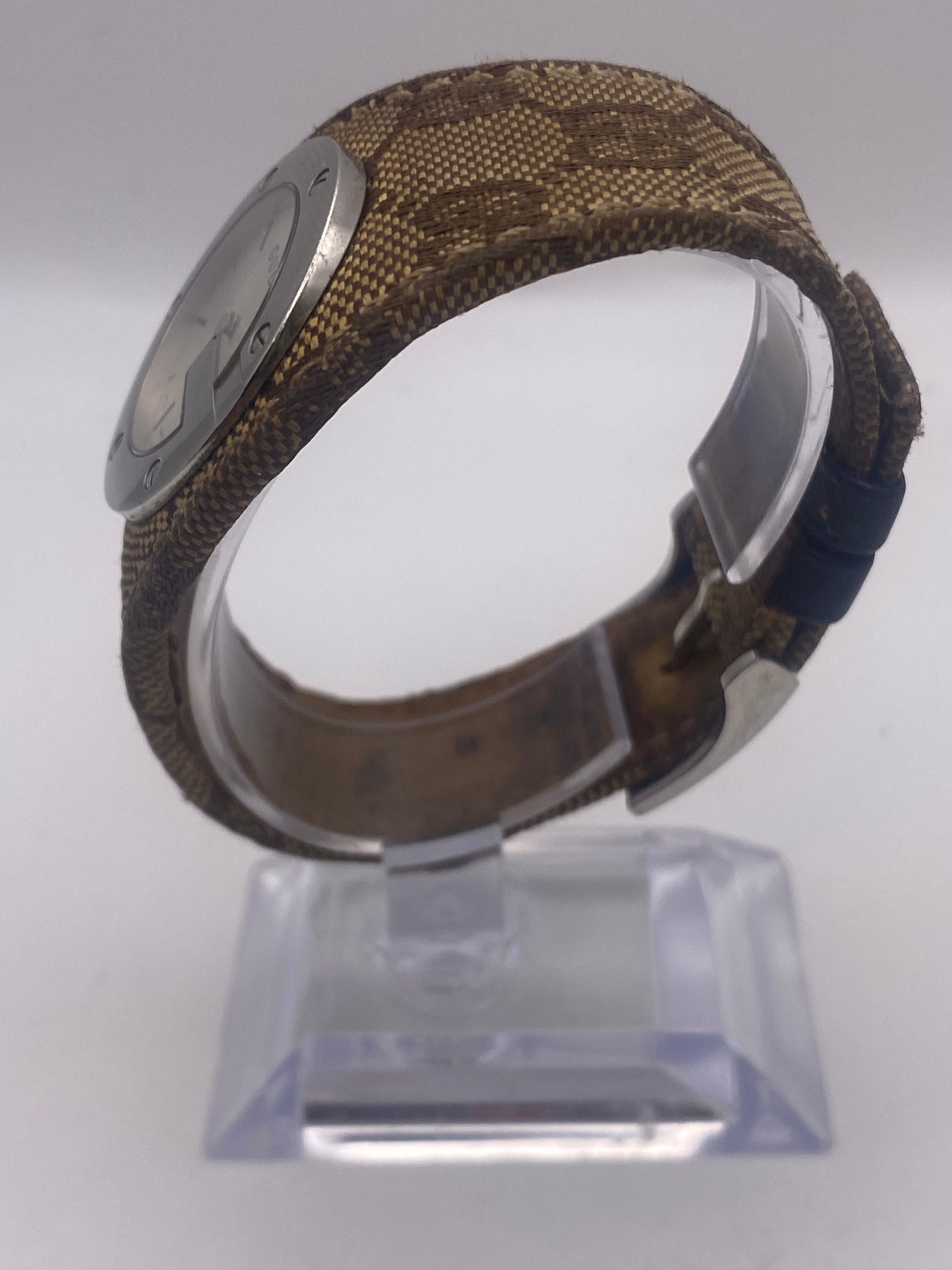 Gucci 104 Silver Dial Usual Quartz Dress Watch