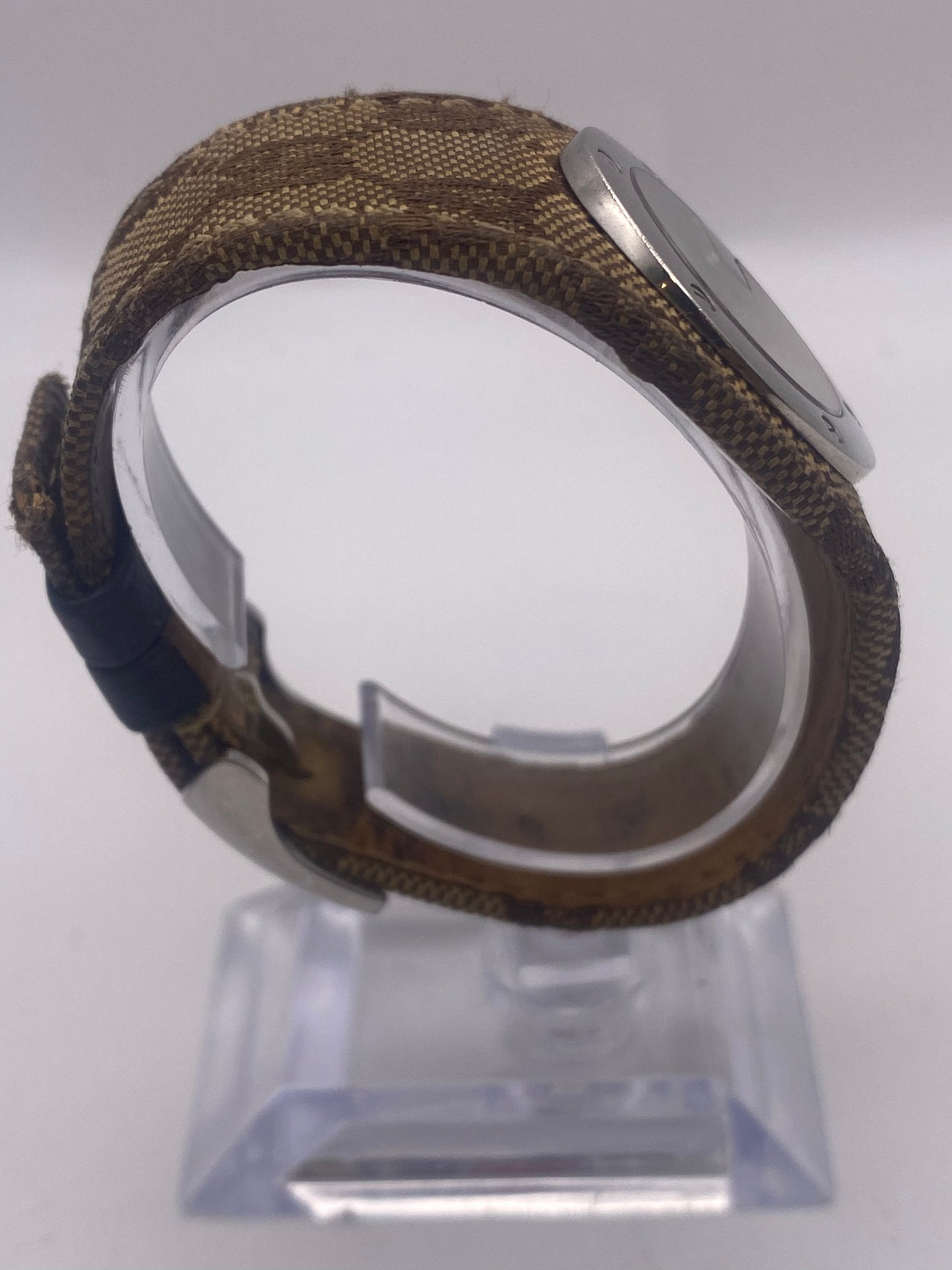 Gucci 104 Silver Dial Usual Quartz Dress Watch