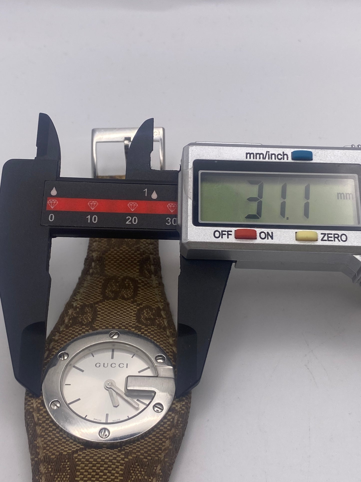 Gucci 104 Silver Dial Usual Quartz Dress Watch