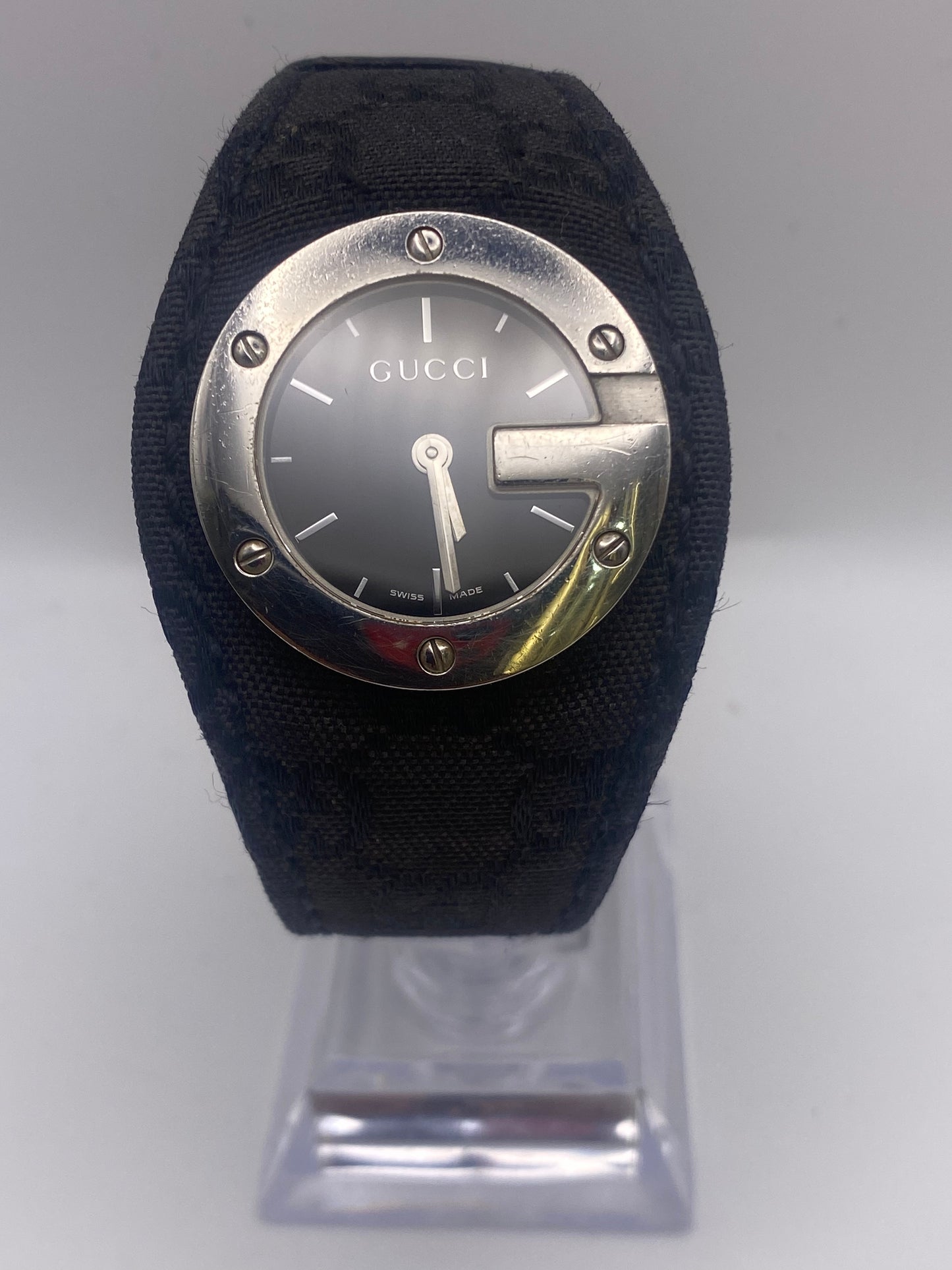 Gucci 104 Black Dial Usual Quartz Dress Watch