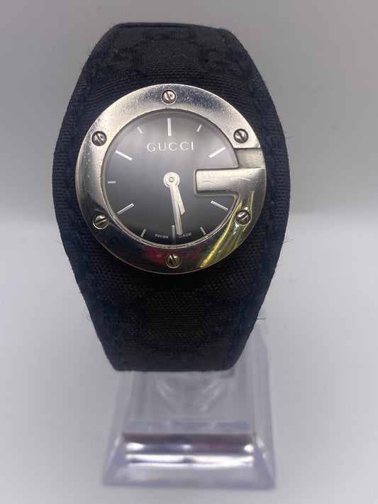 Gucci 104 Black Dial Usual Quartz Dress Watch