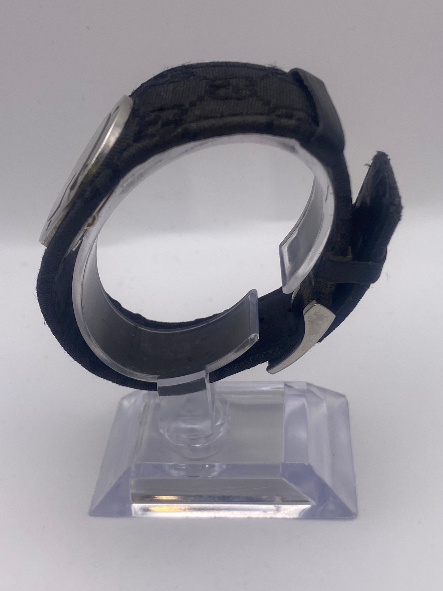 Gucci 104 Black Dial Usual Quartz Dress Watch