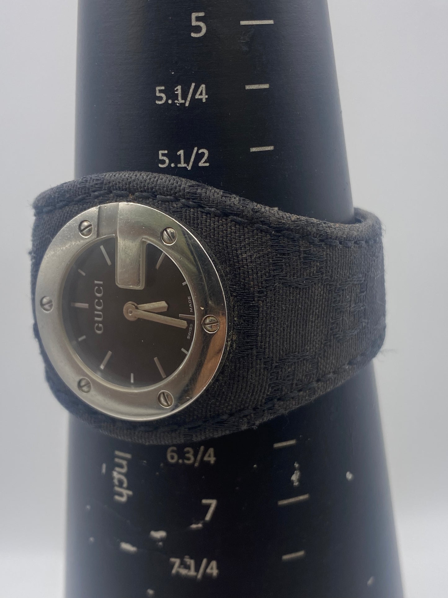 Gucci 104 Black Dial Usual Quartz Dress Watch