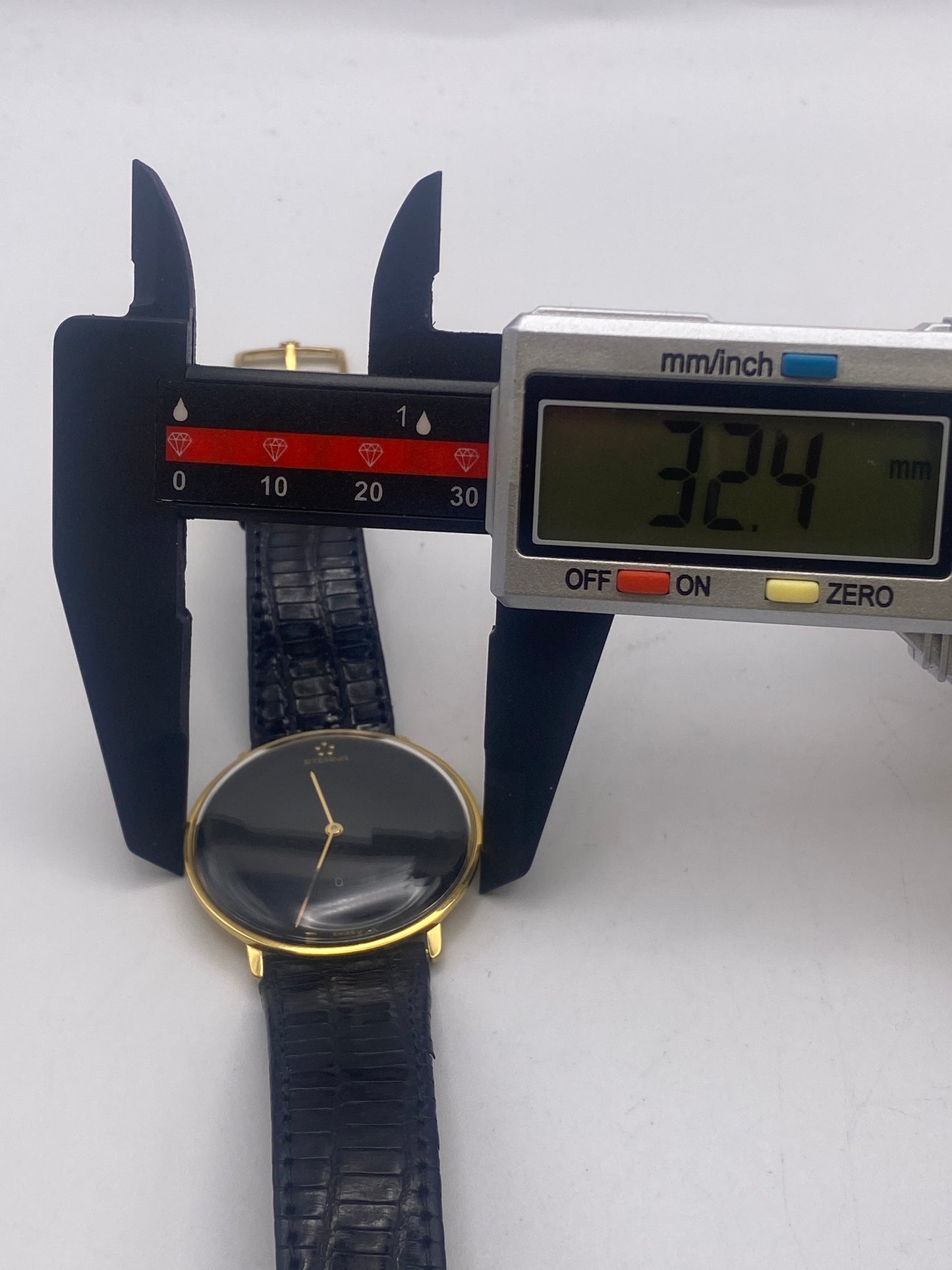 Vintage Gents Quartz Onyx Dial Gold Plated Dress Watch