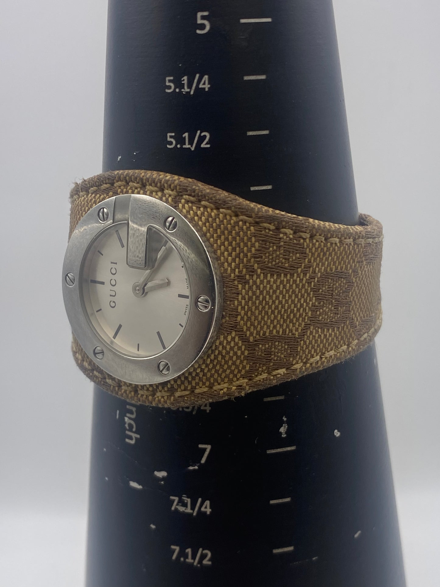 Gucci 104 Silver Dial Usual Quartz Dress Watch