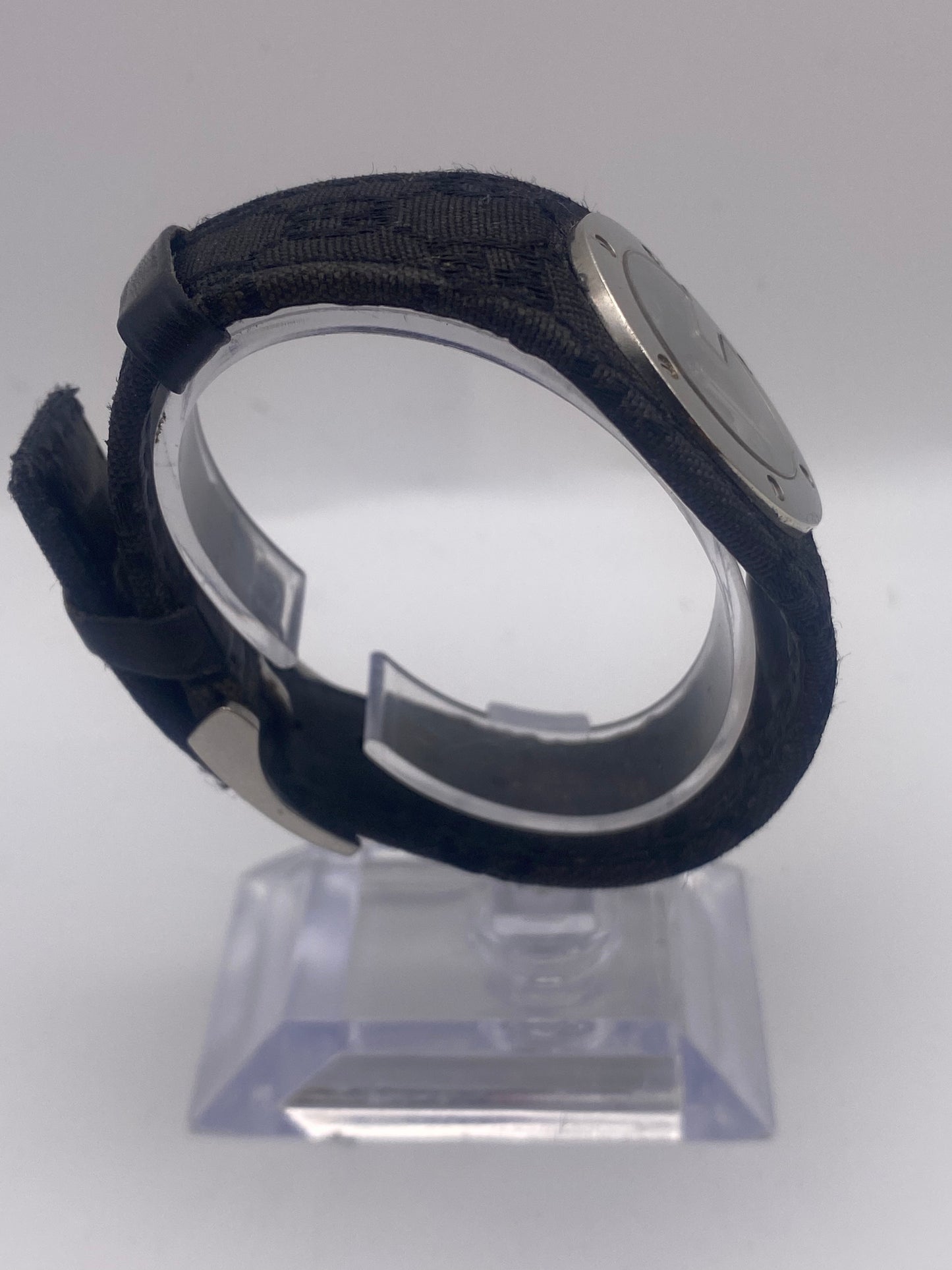 Gucci 104 Black Dial Usual Quartz Dress Watch